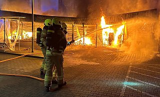 Die Einsatzkräfte sahen vor Ort eine 80 Quadratmeter große Garage, die voll in Brand stand. - Feuerwehr Paderborn Die Einsatzkräfte sahen vor Ort eine 80 Quadratmeter große Garage, die voll in Brand stand. - Feuerwehr Paderborn