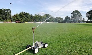Einer der beiden Fußballplätze des Leverner Sportplatzes wurde auch in den vergangenen Wochen bewässert. - Joern Spreen-Ledebur Einer der beiden Fußballplätze des Leverner Sportplatzes wurde auch in den vergangenen Wochen bewässert. - Joern Spreen-Ledebur