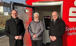 Bernd Poggemöller, Bürgermeister der Stadt Löhne, Thorsten Gerhold, stellvertretendes Vorstandsmitglied der Sparkasse Herford, und Wolfgang Böhm, Mitglied des Verwaltungsrates der Sparkasse Herford. - Sparkasse Herford Bernd Poggemöller, Bürgermeister der Stadt Löhne, Thorsten Gerhold, stellvertretendes Vorstandsmitglied der Sparkasse Herford, und Wolfgang Böhm, Mitglied des Verwaltungsrates der Sparkasse Herford. - Sparkasse Herford
