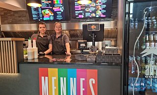 Carolin Hoffmann (l.) und Bettina Niederprüm stehen im neuen Imbiss "Mennes Bratwerk" bereit, um den Kunden in modernem Ambiente Schnitzel, Pommes und Co. zu servieren. - Yannick Sonntag Carolin Hoffmann (l.) und Bettina Niederprüm stehen im neuen Imbiss "Mennes Bratwerk" bereit, um den Kunden in modernem Ambiente Schnitzel, Pommes und Co. zu servieren. - Yannick Sonntag