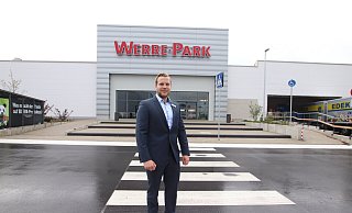 Centermanager Torben Schultz vorm Eingang des Werre-Parks. - Heidi Froreich Centermanager Torben Schultz vorm Eingang des Werre-Parks. - Heidi Froreich