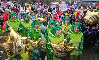 Viele Menschen dicht an dicht – so war Weiberfastnacht bisher. Vor Corona. - Andreas Zobe Viele Menschen dicht an dicht – so war Weiberfastnacht bisher. Vor Corona. - Andreas Zobe