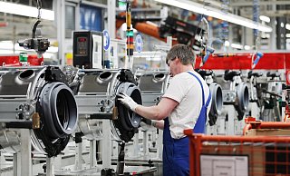 Wie lange noch? Ein Arbeiter montiert die Trommel einer Waschmaschine im Gerätewerk Gütersloh. Das Foto entstand 2016. - Ina Fassbender Wie lange noch? Ein Arbeiter montiert die Trommel einer Waschmaschine im Gerätewerk Gütersloh. Das Foto entstand 2016. - Ina Fassbender