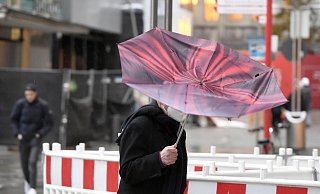 Der Regenschirm eines Passanten wird vom Sturm erfasst. Der Wetterdienst hat für heute im südlichen Nordrhein-Westfalen eine Unwetterwarnung mit orkanähnlichen Böen und Starkregen vorhergesagt. - Roberto Pfeil/picture alliance/dpa Der Regenschirm eines Passanten wird vom Sturm erfasst. Der Wetterdienst hat für heute im südlichen Nordrhein-Westfalen eine Unwetterwarnung mit orkanähnlichen Böen und Starkregen vorhergesagt. - Roberto Pfeil/picture alliance/dpa
