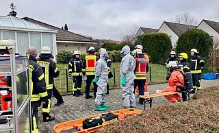 ABC-Alarm: Nur in Chemikalienschutzanzügen konnten sich die Einsatzkräfte der flüssigen Säure nähern. - Jens Reichenbach ABC-Alarm: Nur in Chemikalienschutzanzügen konnten sich die Einsatzkräfte der flüssigen Säure nähern. - Jens Reichenbach
