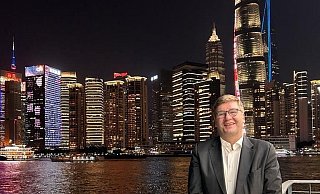 Holger Sudhoff vor der Kulisse des nächtlichen Shanghai. - privat Holger Sudhoff vor der Kulisse des nächtlichen Shanghai. - privat