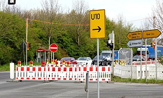 Ab dem Hüller Kreuz wird die B239 zur Einbahnstraße. Verkehrsteilnehmer, die von Süden nach Norden wollen, müssen jetzt eine Umleitung nehmen. - Niklas Krämer Ab dem Hüller Kreuz wird die B239 zur Einbahnstraße. Verkehrsteilnehmer, die von Süden nach Norden wollen, müssen jetzt eine Umleitung nehmen. - Niklas Krämer