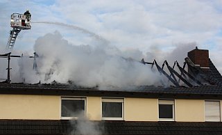 Ein Feuer zerstörte den Dachstuhl des Mehrfamilienhauses in Nettelstedt. Mithilfe der Drehleiter konnte der Löschzug Lübbecke Ost und West den Brand bekämpfen - Sigrid Dittmann Ein Feuer zerstörte den Dachstuhl des Mehrfamilienhauses in Nettelstedt. Mithilfe der Drehleiter konnte der Löschzug Lübbecke Ost und West den Brand bekämpfen - Sigrid Dittmann