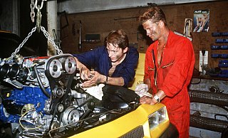Til Schweiger (r.) und Stefan Gabelhoff tunen einen Manta in einer Szene aus der Komödie "Manta, Manta". Ein Casting-Aufruf für eine Komparsen-Rolle in der Fortsetzung der Kult-Komödie hatte auch in Borgentreich Auto-Fans und Schauspiel-Interessierte zu einer Bewerbung animiert. Foto: Ossinger/dpa - Horst Ossinger/dpa Til Schweiger (r.) und Stefan Gabelhoff tunen einen Manta in einer Szene aus der Komödie "Manta, Manta". Ein Casting-Aufruf für eine Komparsen-Rolle in der Fortsetzung der Kult-Komödie hatte auch in Borgentreich Auto-Fans und Schauspiel-Interessierte zu einer Bewerbung animiert. Foto: Ossinger/dpa - Horst Ossinger/dpa