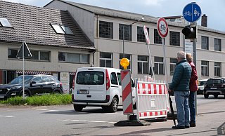 Zwei Fußgänger vor der gesperrten Fußgängerfurt vor Stahls Bratwurstbude an der Steinstraße, Ecke Mindener Straße. - Ulf Hanke Zwei Fußgänger vor der gesperrten Fußgängerfurt vor Stahls Bratwurstbude an der Steinstraße, Ecke Mindener Straße. - Ulf Hanke