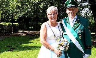 Ein Königspaar der besonderen Art konnten die Sudhagener beim diesjährigen Schützenfest feiern: Königin Brigitte Michaelis wurde von Ehemann und Ex-König Josef Michaelis begleitet. Vor neun Jahren waren die Rollen genau andersherum verteilt. - Schützenverein Ein Königspaar der besonderen Art konnten die Sudhagener beim diesjährigen Schützenfest feiern: Königin Brigitte Michaelis wurde von Ehemann und Ex-König Josef Michaelis begleitet. Vor neun Jahren waren die Rollen genau andersherum verteilt. - Schützenverein