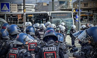 Einsatzkräge in Schutzmontur und ausgerüstet mit Videokameras begleiteten das Risikospiel von Arminia Bielefeld gegen Preußen Münster. - Paul Brinkmann Einsatzkräge in Schutzmontur und ausgerüstet mit Videokameras begleiteten das Risikospiel von Arminia Bielefeld gegen Preußen Münster. - Paul Brinkmann