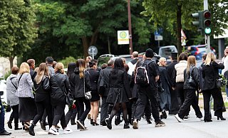 Über den Kierchsiek zog der Trauerzug von der St. Walburga Kirche zum Alten Friedhof. - Alex Lehn Über den Kierchsiek zog der Trauerzug von der St. Walburga Kirche zum Alten Friedhof. - Alex Lehn