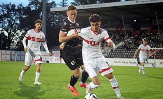 Marius Wörl (l.) war bei der 0:3-Niederlage gegen den VfB Stuttgart II noch der beste Armine. - IMAGO/Sportfoto Rudel Marius Wörl (l.) war bei der 0:3-Niederlage gegen den VfB Stuttgart II noch der beste Armine. - IMAGO/Sportfoto Rudel