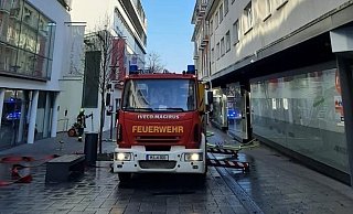Nur durch die enge Zufahrt der Viktoriastraße konnten sich die Feuerwehrleute dem Brand im Hohenzollernhof nähern. - Olaf Brandt/Feuerwehr Bad Oeynhausen Nur durch die enge Zufahrt der Viktoriastraße konnten sich die Feuerwehrleute dem Brand im Hohenzollernhof nähern. - Olaf Brandt/Feuerwehr Bad Oeynhausen