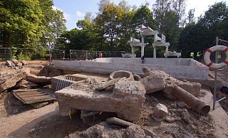 Die Bauarbeiten bei der Landesgartenschau in Bad Gandersheim, hier der Abriss des Schwimmbades im Herbst, verzögern sich. Foto: LAGA Gandersheim - LAGA Gandersheim Die Bauarbeiten bei der Landesgartenschau in Bad Gandersheim, hier der Abriss des Schwimmbades im Herbst, verzögern sich. Foto: LAGA Gandersheim - LAGA Gandersheim