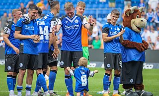 Die gute Laune ist zur Arminia zurückgekehrt. Fabian Klos nutzte das nach dem Derbysieg, um seinen Sohn Marlo an das Stadiongrün zu gewöhnen. - Sarah Jonek Die gute Laune ist zur Arminia zurückgekehrt. Fabian Klos nutzte das nach dem Derbysieg, um seinen Sohn Marlo an das Stadiongrün zu gewöhnen. - Sarah Jonek