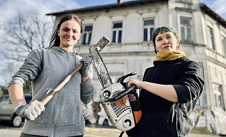 Die Malocherinnen Hannah (l.) und Ruth von der Wohninitiative Petristraße 2 in der Arbeitspause. - Stefan Becker Die Malocherinnen Hannah (l.) und Ruth von der Wohninitiative Petristraße 2 in der Arbeitspause. - Stefan Becker