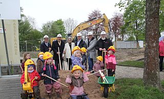 Ortsvorsteher Max Grote, Paul und Karin Gauselmann, Bürgermeister Henning Vieker, Frank Kögel und der Leiter der "Rasselbande" Christian Albrecht freuen sich mit den Kindern, dass mit dem symbolischen ersten Spatenstich der Startschuss zum Bau des neuen Kindergartens gefallen ist. - Klaus Frensing Ortsvorsteher Max Grote, Paul und Karin Gauselmann, Bürgermeister Henning Vieker, Frank Kögel und der Leiter der "Rasselbande" Christian Albrecht freuen sich mit den Kindern, dass mit dem symbolischen ersten Spatenstich der Startschuss zum Bau des neuen Kindergartens gefallen ist. - Klaus Frensing