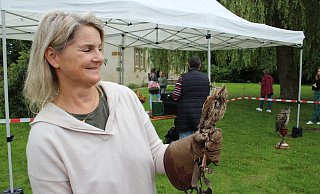 Marion Stein vom Falknerteam „Sabine Ehmanns-Kramp“ hat die Zwergeule Martha mitgebracht. - Alexandra Stratmeier Marion Stein vom Falknerteam „Sabine Ehmanns-Kramp“ hat die Zwergeule Martha mitgebracht. - Alexandra Stratmeier