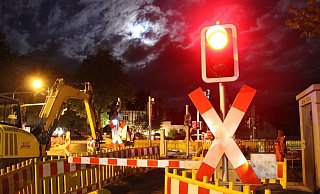 Trotz geschlossener Schranke und Rotlicht versuchte der Radfahrer die Gleise zu überqueren. Derzeit befindet sich an dem Bahnübergang eine Baustelle. - Polizei Minden-Lübbecke Trotz geschlossener Schranke und Rotlicht versuchte der Radfahrer die Gleise zu überqueren. Derzeit befindet sich an dem Bahnübergang eine Baustelle. - Polizei Minden-Lübbecke
