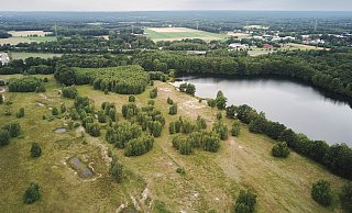 Die Fläche am Güsenhofsee in Paderborn-Sennelager ist 39 Hektar groß. Auf diesem Foto hinter dem See verläuft die A33. - Niklas Tüns Die Fläche am Güsenhofsee in Paderborn-Sennelager ist 39 Hektar groß. Auf diesem Foto hinter dem See verläuft die A33. - Niklas Tüns