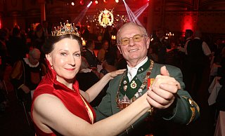 Schützenkönig Bernfried Kaup und Schützenkönigin Nicole Paul führen den Paderborner Traditionstanz Tempête auf und eröffnen so die rauschende Ballnacht. - Reinhard Ebmeyer / PBSV Schützenkönig Bernfried Kaup und Schützenkönigin Nicole Paul führen den Paderborner Traditionstanz Tempête auf und eröffnen so die rauschende Ballnacht. - Reinhard Ebmeyer / PBSV