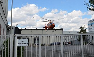 Zwei Verletzte sind mit einem Rettungshubschrauber in umliegende Kliniken geflogen worden. - Sebastian Radermacher Zwei Verletzte sind mit einem Rettungshubschrauber in umliegende Kliniken geflogen worden. - Sebastian Radermacher