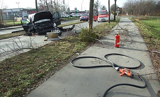 An der B 65 in Lübbecke in Höhe des Zolls kam dieser schwarze Volvo aus bislang unbekannten Gründen von der Fahrbahn ab. Das Auto wurde schwer beschädigt, die zwei Mitfahrenden leicht verletzt. - Karsten Schulz An der B 65 in Lübbecke in Höhe des Zolls kam dieser schwarze Volvo aus bislang unbekannten Gründen von der Fahrbahn ab. Das Auto wurde schwer beschädigt, die zwei Mitfahrenden leicht verletzt. - Karsten Schulz