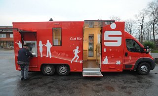 Die Stadtsparkasse Rahden setzt eine mobile Geschäftsstelle ein. Die ist nach wie vor auf Tour ist und von Kunden genutzt wird. - Joern Spreen-Ledebur Die Stadtsparkasse Rahden setzt eine mobile Geschäftsstelle ein. Die ist nach wie vor auf Tour ist und von Kunden genutzt wird. - Joern Spreen-Ledebur