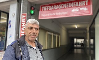 Elias Urheu ist Eigentümer zweier Immobilien an der Berliner Straße. In seiner Einfahrt zu einer Tiefgarage halten sich nachts immer wieder Jugendliche auf. Dabei bleibt stets Müll zurück, auch Wildpinkeleien kommen immer wieder vor. - Christian Geisler Elias Urheu ist Eigentümer zweier Immobilien an der Berliner Straße. In seiner Einfahrt zu einer Tiefgarage halten sich nachts immer wieder Jugendliche auf. Dabei bleibt stets Müll zurück, auch Wildpinkeleien kommen immer wieder vor. - Christian Geisler