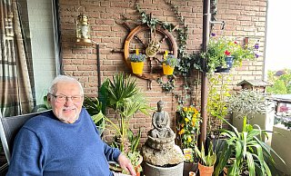 Im Sommer liebt es Hans-Dieter Saak, auf seinem Balkon zu sitzen. Dieser ist - genau wie seine gesamte kleine Wohnung - voller Erinnerungen an sein bewegtes Leben als Seefahrer. Der Brunnen mit Buddha, zahlreiche exotische Pflanzen und ein hölzernes Steuerrad sowie eine alte Schiffslampe umgeben den 81-Jährigen hier. - Natalie Gottwald Im Sommer liebt es Hans-Dieter Saak, auf seinem Balkon zu sitzen. Dieser ist - genau wie seine gesamte kleine Wohnung - voller Erinnerungen an sein bewegtes Leben als Seefahrer. Der Brunnen mit Buddha, zahlreiche exotische Pflanzen und ein hölzernes Steuerrad sowie eine alte Schiffslampe umgeben den 81-Jährigen hier. - Natalie Gottwald