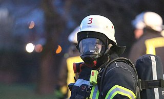 Mehr als 100 Einsatzkräfte der Feuerwehr sind an der Koblenzer Straße in Löhne im Einsatz. Hier steht eine Scheune im Vollbrand und die Feuerwehr versucht, ein Übergreifen der Flammen auf das angrenzende Wohnhaus zu verhindern. - Claus Frickemeier Mehr als 100 Einsatzkräfte der Feuerwehr sind an der Koblenzer Straße in Löhne im Einsatz. Hier steht eine Scheune im Vollbrand und die Feuerwehr versucht, ein Übergreifen der Flammen auf das angrenzende Wohnhaus zu verhindern. - Claus Frickemeier