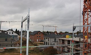 Lauter Baustellen: Im Neubaugebiet in der Brunhildstraße in Lübbecke ist der Himmel voll mit Baukränen. - Felix Schwien Lauter Baustellen: Im Neubaugebiet in der Brunhildstraße in Lübbecke ist der Himmel voll mit Baukränen. - Felix Schwien
