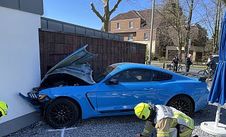 Jähes Ende einer Flucht vor der Polizei: Der blaue Ford Mustang des 34-Jährigen prallte gegen eine Garagenwand. - Ralph Meyer Jähes Ende einer Flucht vor der Polizei: Der blaue Ford Mustang des 34-Jährigen prallte gegen eine Garagenwand. - Ralph Meyer