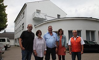 Auf dem Dach der ehemaligen Diskothek "Big Apple" hat die Solarthermieanlage Platz gefunden. Vor dem Wohngebäude freuen sich Michael Pieper (v. l.), Kerstin Saatweber (Pieper Bad + Heizungsgestaltung), Volker Eickhoff (Eickhoff Wohnungsvermietung), Stefanie Eickhoff und Peter Windhagen über Sanierung. - Nicole Bliesener Auf dem Dach der ehemaligen Diskothek "Big Apple" hat die Solarthermieanlage Platz gefunden. Vor dem Wohngebäude freuen sich Michael Pieper (v. l.), Kerstin Saatweber (Pieper Bad + Heizungsgestaltung), Volker Eickhoff (Eickhoff Wohnungsvermietung), Stefanie Eickhoff und Peter Windhagen über Sanierung. - Nicole Bliesener