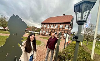 Marie und Jörg Bettermann haben zwei besonderen Figuren vor dem Spanckenhof ihre Stimmen geliehen. Die früheren Bewohner laden zum Besuch des Museums im Inneren des Gebäudes ein. - Jens Reddeker Marie und Jörg Bettermann haben zwei besonderen Figuren vor dem Spanckenhof ihre Stimmen geliehen. Die früheren Bewohner laden zum Besuch des Museums im Inneren des Gebäudes ein. - Jens Reddeker