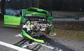 Der Fahrer des Opels zog sich bei dem Zusammenstoß leichte Verletzungen zu. - Polizei Minden-Lübbecke Der Fahrer des Opels zog sich bei dem Zusammenstoß leichte Verletzungen zu. - Polizei Minden-Lübbecke
