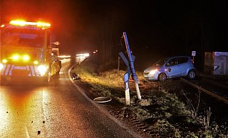 Das Auto blieb auf den Bahnschienen bei Höxter liegen. - Polizei Höxter Das Auto blieb auf den Bahnschienen bei Höxter liegen. - Polizei Höxter