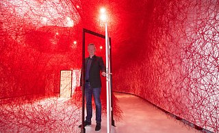 Roland Nachtigäller in der Tür Chiharu Shiotaszus Arbeit "Secret Passage" in der Ausstellung "Willkommen im Labyrinth". Die Ausstellung war 2018 ein Publikumsrenner. - Ralf Bittner Roland Nachtigäller in der Tür Chiharu Shiotaszus Arbeit "Secret Passage" in der Ausstellung "Willkommen im Labyrinth". Die Ausstellung war 2018 ein Publikumsrenner. - Ralf Bittner