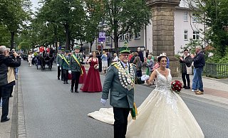 Das Königspaar Markus und Monika Husemann sind der Höhepunkt der Parade. - Julia Spiekerkötter Das Königspaar Markus und Monika Husemann sind der Höhepunkt der Parade. - Julia Spiekerkötter