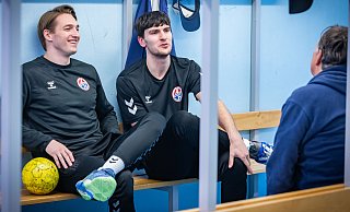 "Kabinengespräch" mit zwei Handballern in der Heeper Halle: Arvid Dragunski und Siomen Strakeljahn - eskortiert von Uwe Kleinschmidt - Sarah Jonek / Jonek Fotografie "Kabinengespräch" mit zwei Handballern in der Heeper Halle: Arvid Dragunski und Siomen Strakeljahn - eskortiert von Uwe Kleinschmidt - Sarah Jonek / Jonek Fotografie