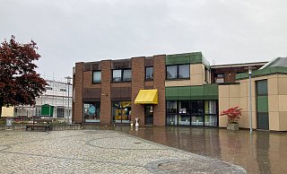 Das Wohn- und Geschäftshaus Am Rathausplatz wird für 1,7 Millionen Euro zum Verkauf angeboten - Yvonne Gottschlich Das Wohn- und Geschäftshaus Am Rathausplatz wird für 1,7 Millionen Euro zum Verkauf angeboten - Yvonne Gottschlich