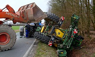 Mithilfe eines Frontladers wird die umgestürzte und schwer beschädigte Feldspritze aus dem Straßengraben der Straße Am Kleeberg geborgen. - Ralph Meyer Mithilfe eines Frontladers wird die umgestürzte und schwer beschädigte Feldspritze aus dem Straßengraben der Straße Am Kleeberg geborgen. - Ralph Meyer