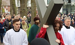 Die Prozession nimmt ihren Weg vom historischen Kirchplatz entlang der Ostenländer Straße, wo die Teilnehmenden an sieben Stationen die Fußfälle beten. - Regina Brucksch Die Prozession nimmt ihren Weg vom historischen Kirchplatz entlang der Ostenländer Straße, wo die Teilnehmenden an sieben Stationen die Fußfälle beten. - Regina Brucksch