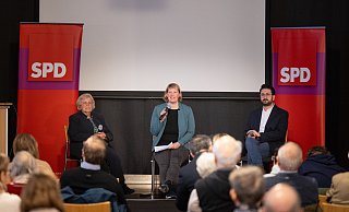 Irith Michelsohn und Adem Keskin berichteten der SPD-Bundestagsabgeordneten Wiebke Esdar über Antisemitismus und Rassismus in Bielefeld. - Oliver Krato Irith Michelsohn und Adem Keskin berichteten der SPD-Bundestagsabgeordneten Wiebke Esdar über Antisemitismus und Rassismus in Bielefeld. - Oliver Krato