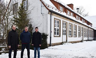 Bildungsdezernent Uwe Damer (v. l.), Schulleiter Christian Greiner und der erste Beigeordnete Michael Scholle stehen an der Stelle, wo der Anbau an das Bestandsgebäude erfolgen wird. - Stadt Bad Driburg Bildungsdezernent Uwe Damer (v. l.), Schulleiter Christian Greiner und der erste Beigeordnete Michael Scholle stehen an der Stelle, wo der Anbau an das Bestandsgebäude erfolgen wird. - Stadt Bad Driburg