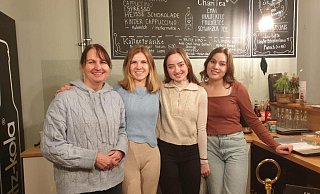 Judith Klamer (v.l.), Lea Lücking sowie Lea und Malin Klamer möchten nicht, dass jemand am Heiligen Abend allein zu Hause sitzt. Foto: Privat - Elke Niedringhaus-Haasper Judith Klamer (v.l.), Lea Lücking sowie Lea und Malin Klamer möchten nicht, dass jemand am Heiligen Abend allein zu Hause sitzt. Foto: Privat - Elke Niedringhaus-Haasper