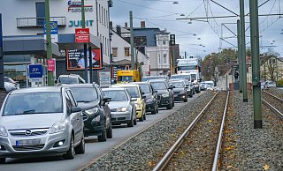 Wegen der zahlreichen Baustellen im Bielefelder Süden und auf dem Ostwestfalendamm kommt es auch auf der jetzt nur noch zweispurigen Artur-Ladebeck-Straße vermehrt zu Staus. - Andreas Zobe Wegen der zahlreichen Baustellen im Bielefelder Süden und auf dem Ostwestfalendamm kommt es auch auf der jetzt nur noch zweispurigen Artur-Ladebeck-Straße vermehrt zu Staus. - Andreas Zobe