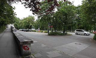 Auf diesem Parkplatz an der Kanalstraße sollen künftig die Fernbusse halten, die von hier weiter nach Amsterdam, Prag oder Warschau fahren. Links der Aufgang zum Fußgänger- und Radfahrertunnel, der direkt zum ZOB führt. - Jörg Stuke Auf diesem Parkplatz an der Kanalstraße sollen künftig die Fernbusse halten, die von hier weiter nach Amsterdam, Prag oder Warschau fahren. Links der Aufgang zum Fußgänger- und Radfahrertunnel, der direkt zum ZOB führt. - Jörg Stuke